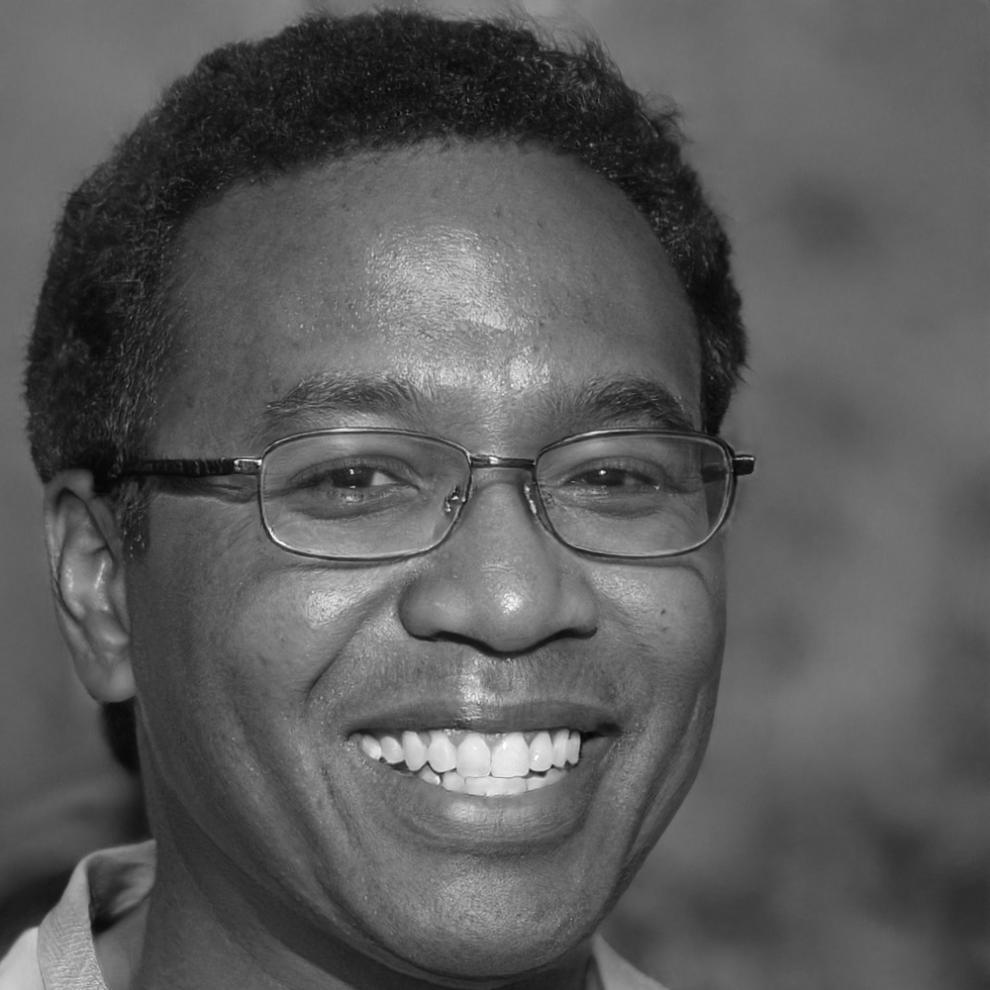 Dettaglio di una complessa acconciatura raccolta durante fase di costruzione