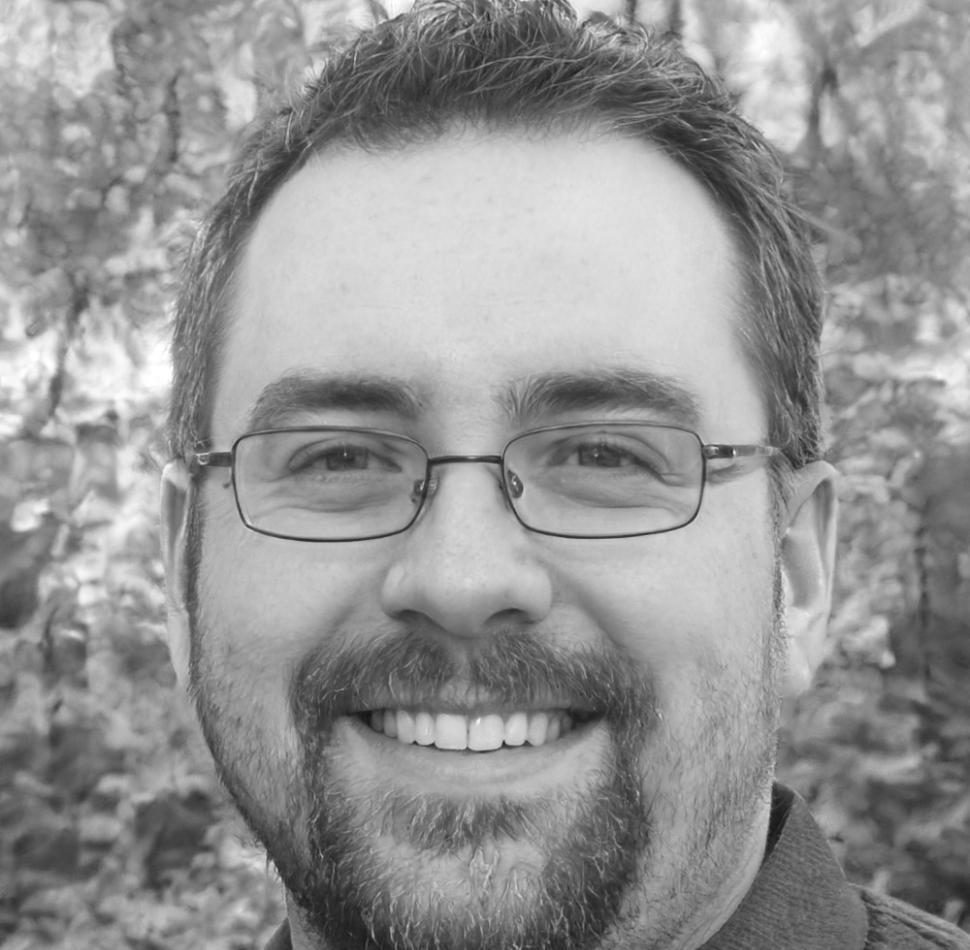 Studente che presenta il proprio portfolio di acconciature creative finali