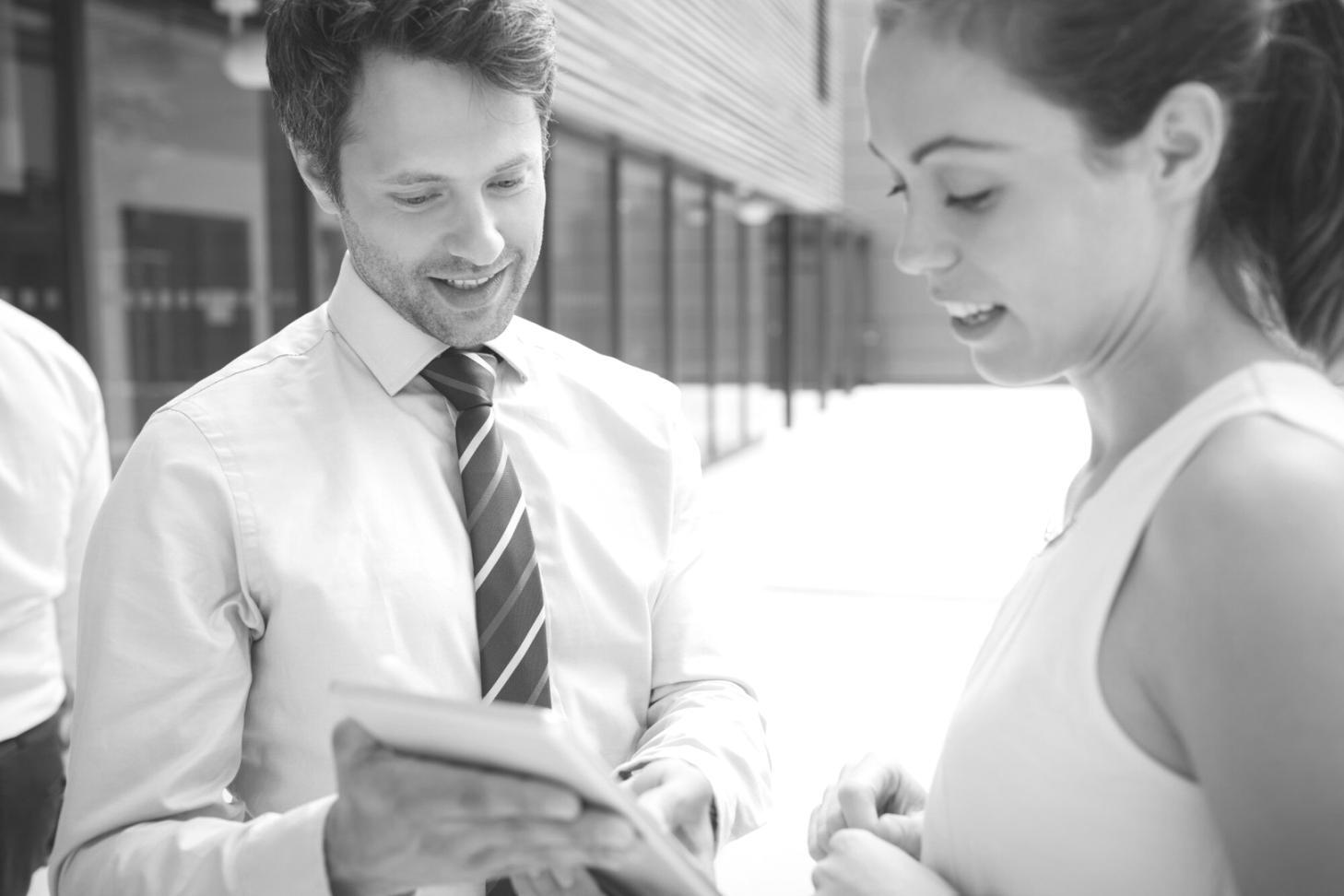 Allieva durante sessione pratica di acconciatura